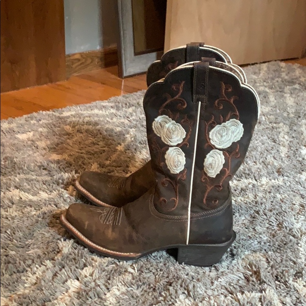 Brown boots with flower design on the side